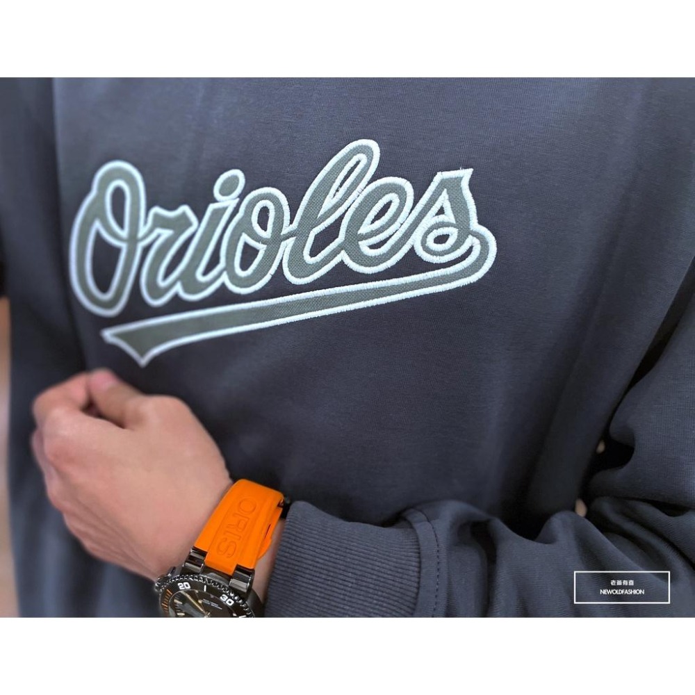 『老爺有喜』重磅orioles刺繡大學T-灰(NOF2209B5518)-細節圖8