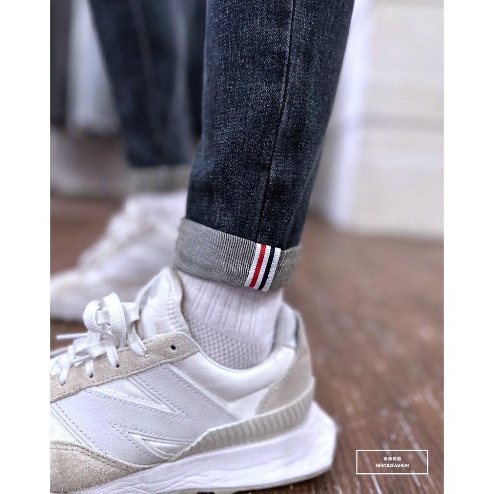 『老爺有喜』重磅深藍反折微刷痕紅藍飾帶小直筒 彈性深藍 牛仔破褲 顯瘦修身窄管 補丁破壞牛仔褲(NOF22123666)-細節圖2