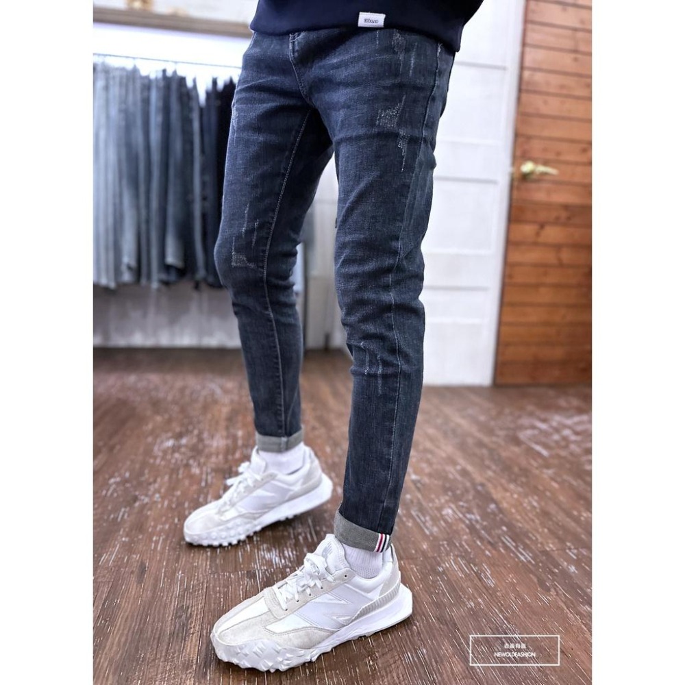 『老爺有喜』重磅深藍反折微刷痕紅藍飾帶小直筒 彈性深藍 牛仔破褲 顯瘦修身窄管 補丁破壞牛仔褲(NOF22123666)-細節圖3