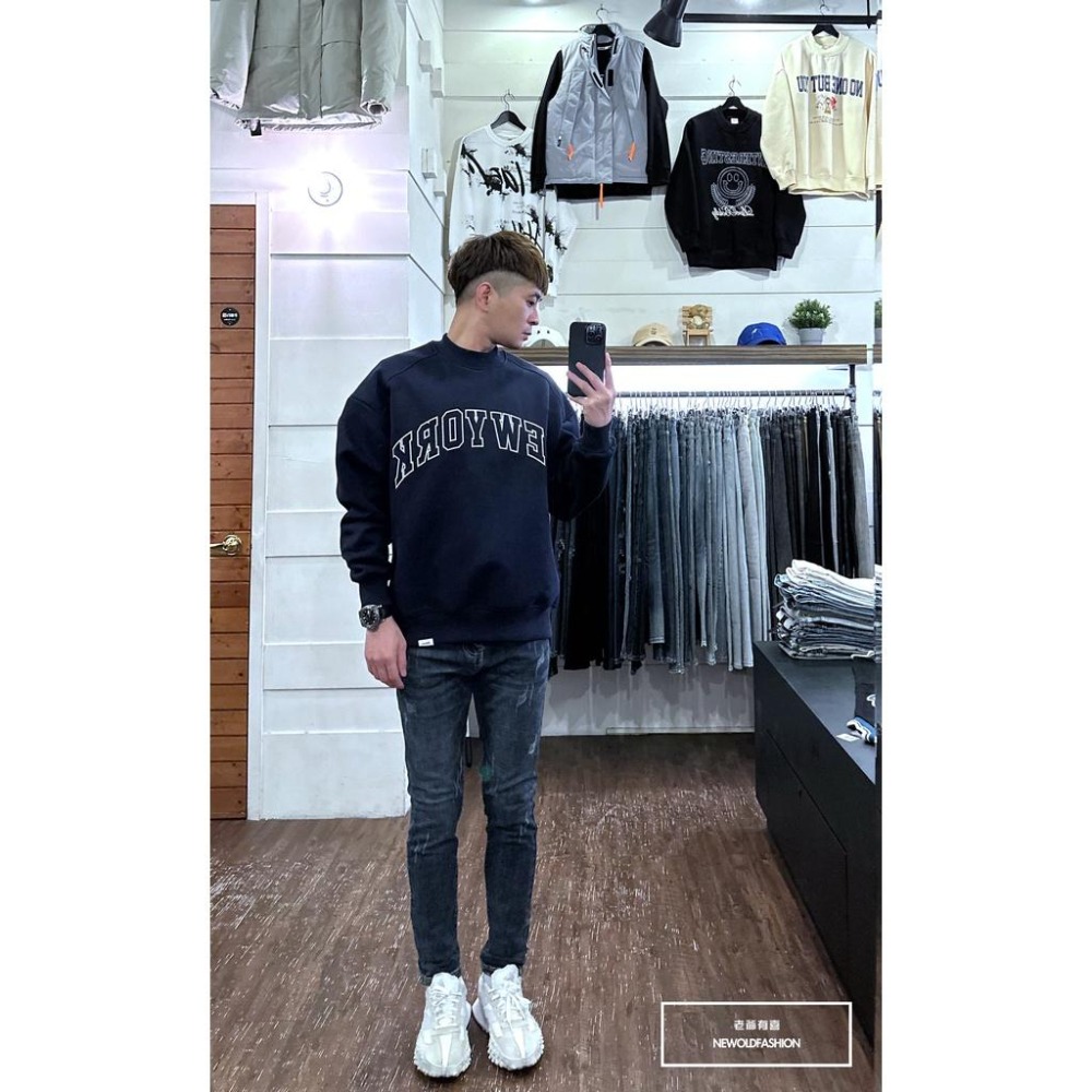 『老爺有喜』重磅深藍反折微刷痕紅藍飾帶小直筒 彈性深藍 牛仔破褲 顯瘦修身窄管 補丁破壞牛仔褲(NOF22123666)-細節圖4