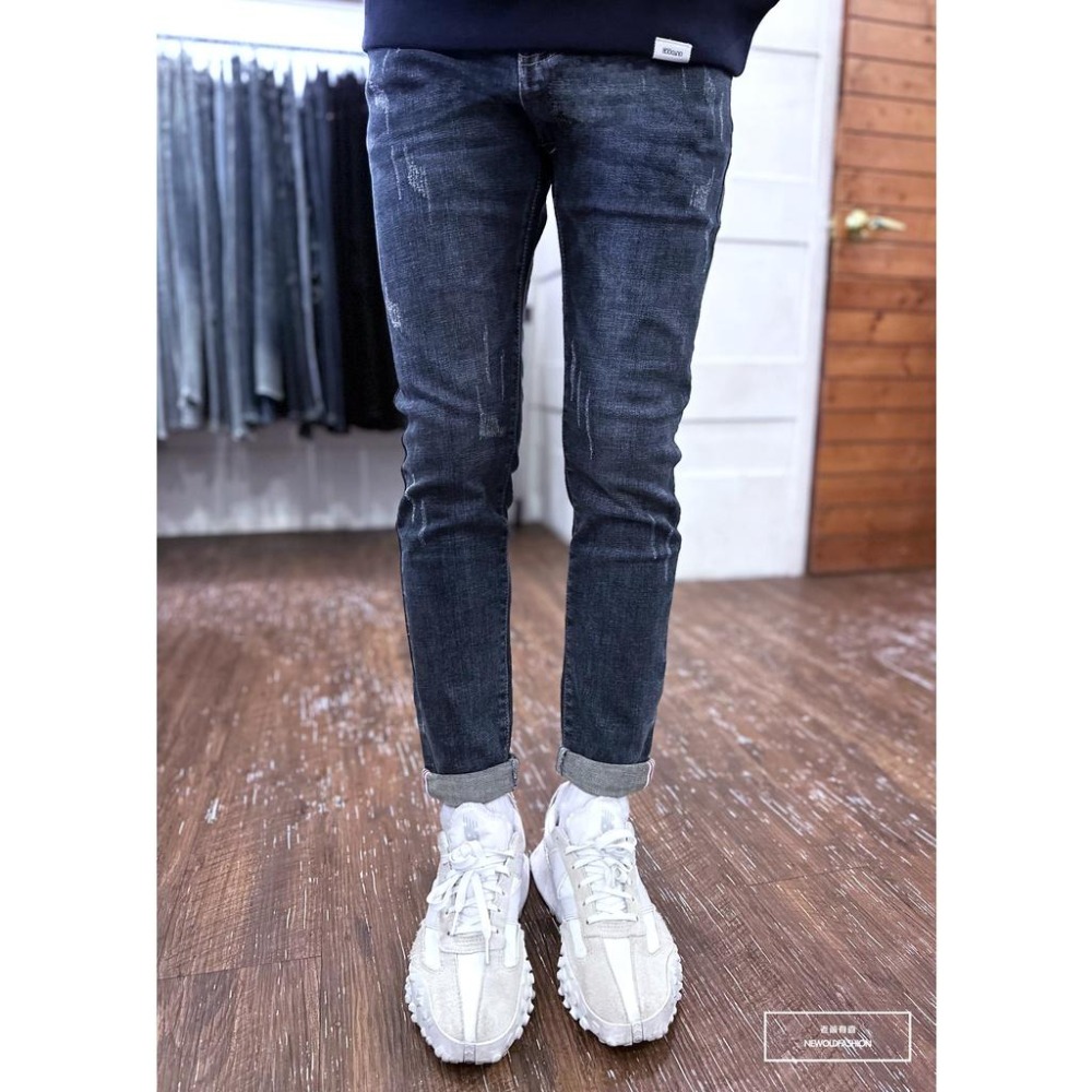 『老爺有喜』重磅深藍反折微刷痕紅藍飾帶小直筒 彈性深藍 牛仔破褲 顯瘦修身窄管 補丁破壞牛仔褲(NOF22123666)-細節圖5