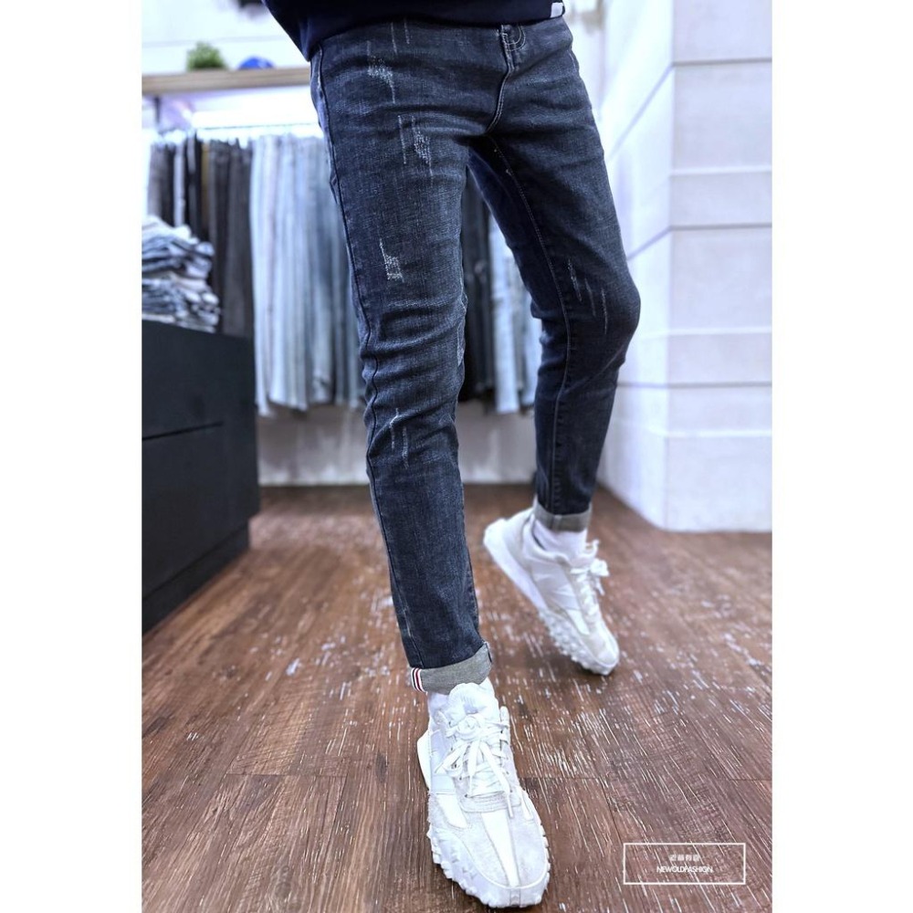 『老爺有喜』重磅深藍反折微刷痕紅藍飾帶小直筒 彈性深藍 牛仔破褲 顯瘦修身窄管 補丁破壞牛仔褲(NOF22123666)-細節圖6