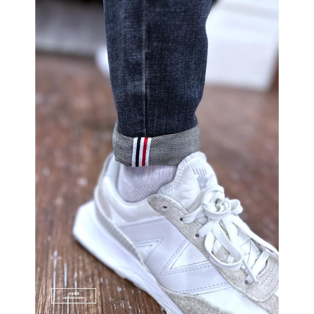 『老爺有喜』重磅深藍反折微刷痕紅藍飾帶小直筒 彈性深藍 牛仔破褲 顯瘦修身窄管 補丁破壞牛仔褲(NOF22123666)-細節圖7