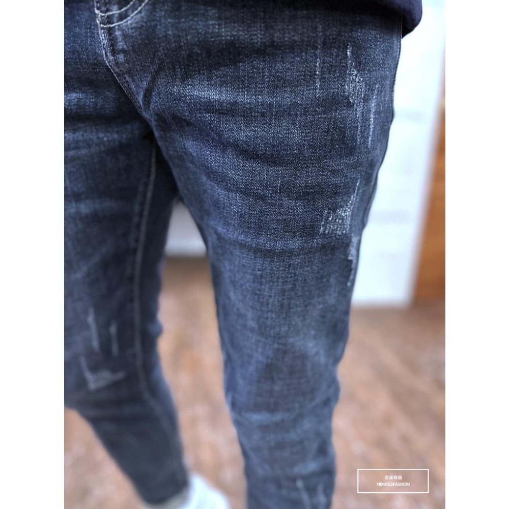 『老爺有喜』重磅深藍反折微刷痕紅藍飾帶小直筒 彈性深藍 牛仔破褲 顯瘦修身窄管 補丁破壞牛仔褲(NOF22123666)-細節圖8