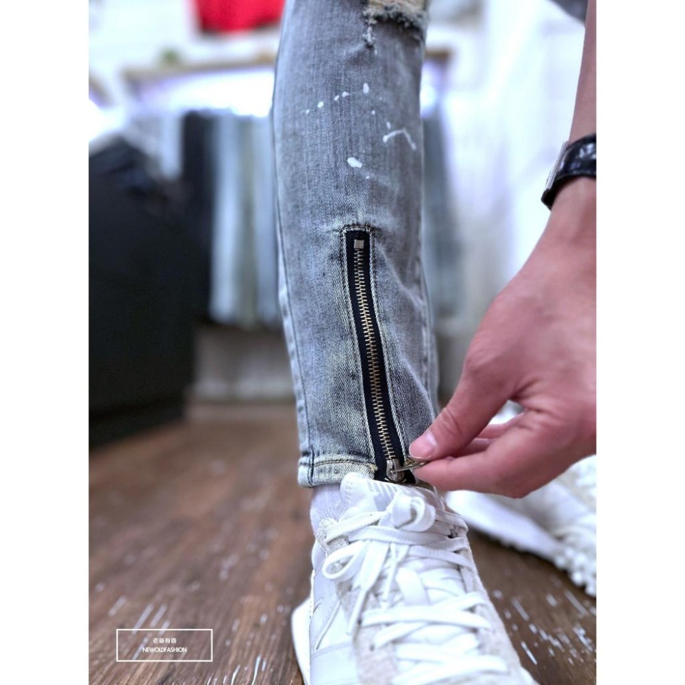 『新品上市』重磅潑漆破壞拉鍊小直筒牛仔褲 淺刷色 牛仔破褲 顯瘦修身窄管 補丁破壞 牛仔褲(NOF23023833)-細節圖3