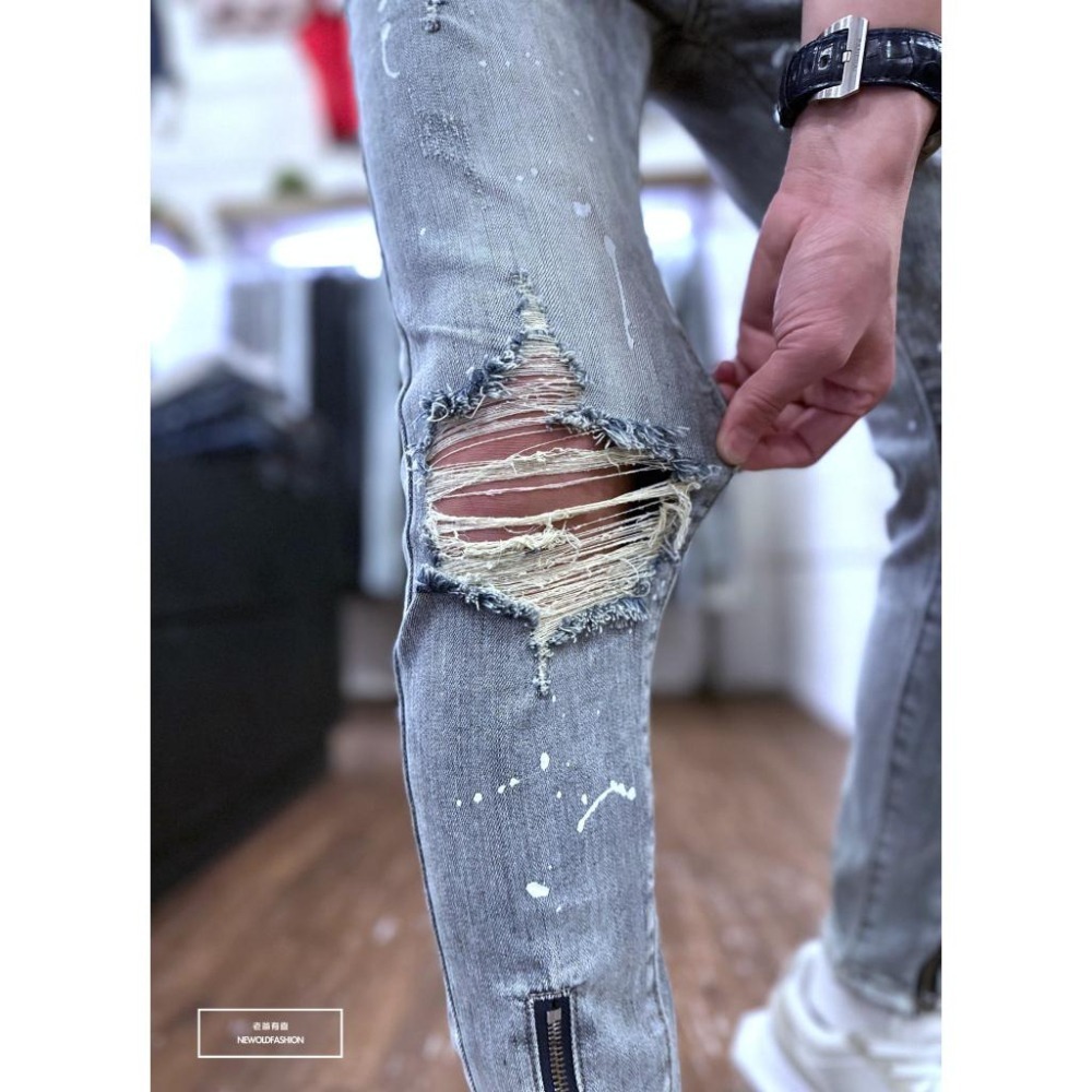 『新品上市』重磅潑漆破壞拉鍊小直筒牛仔褲 淺刷色 牛仔破褲 顯瘦修身窄管 補丁破壞 牛仔褲(NOF23023833)-細節圖4