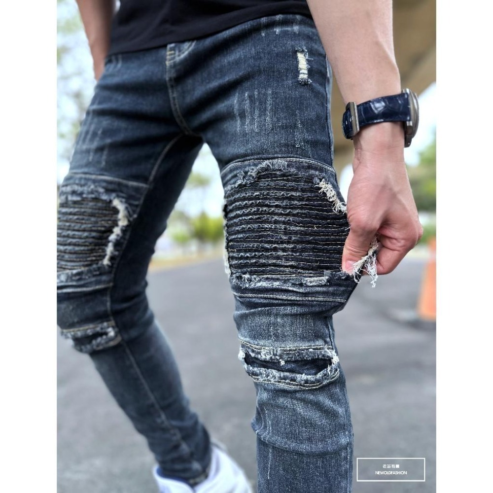 『老爺有喜』重磅深藍機車補丁小直筒 機車褲 彈性抽鬚 牛仔破褲 顯瘦修身窄管 補丁破壞牛仔褲(NOF22093681)-細節圖2