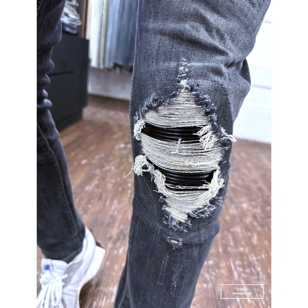 『老爺有喜』重磅五洞皮革機車補丁小直筒(NOF23085022) 彈性抽鬚 深色牛仔破褲 顯瘦修身窄管 補丁破壞牛仔褲-細節圖7