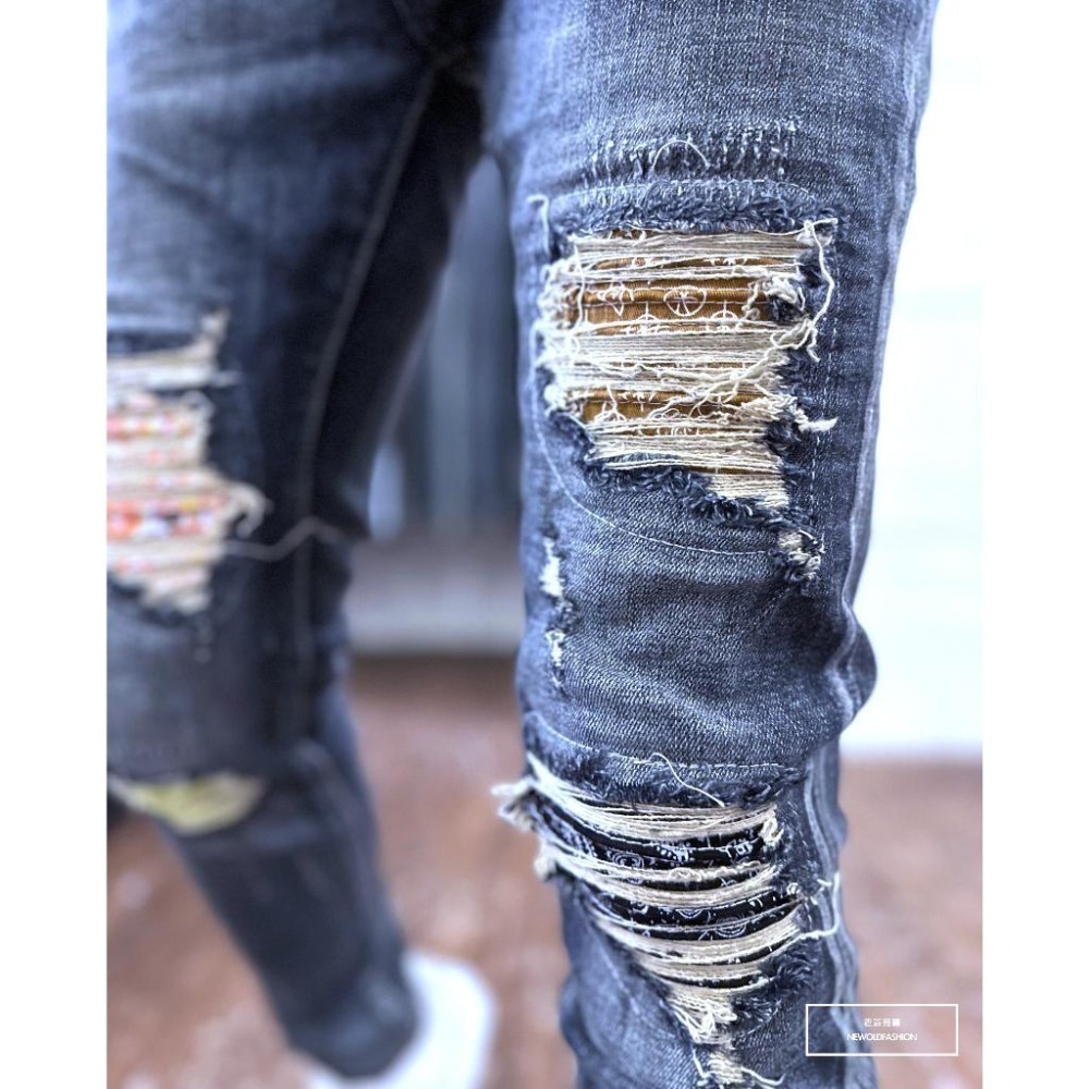 『老爺有喜』重磅彩色變形蟲補丁小直筒(NOF23085065)彈性抽鬚 深色牛仔破褲 顯瘦修身窄管 補丁破壞牛仔褲-細節圖9