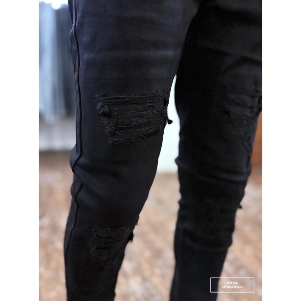 『老爺有喜』重磅闇黑倒三角破壞小直筒(NOF23085101)黑褲 牛仔褲 牛仔破褲 顯瘦修身窄管 補丁破壞 深色牛仔褲-細節圖2