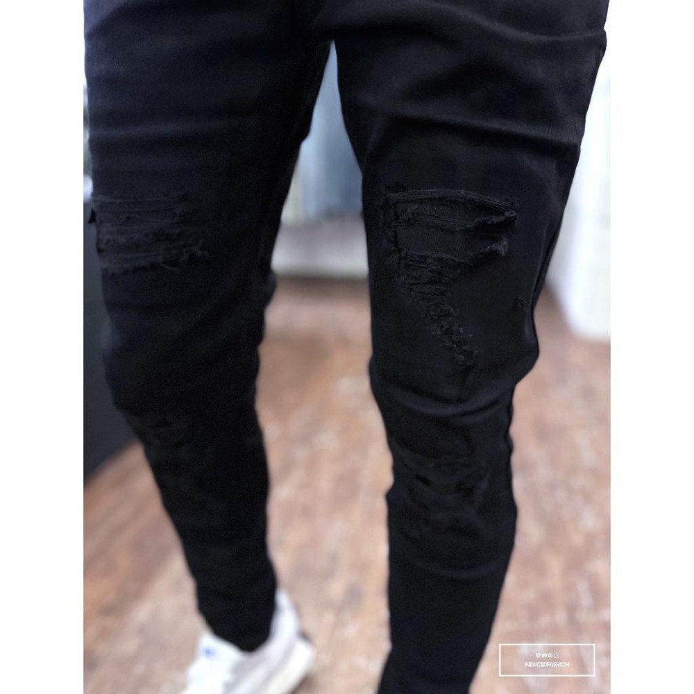 『老爺有喜』重磅闇黑倒三角破壞小直筒(NOF23085101)黑褲 牛仔褲 牛仔破褲 顯瘦修身窄管 補丁破壞 深色牛仔褲-細節圖4