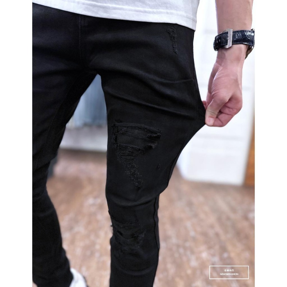 『老爺有喜』重磅闇黑倒三角破壞小直筒(NOF23085101)黑褲 牛仔褲 牛仔破褲 顯瘦修身窄管 補丁破壞 深色牛仔褲-細節圖5