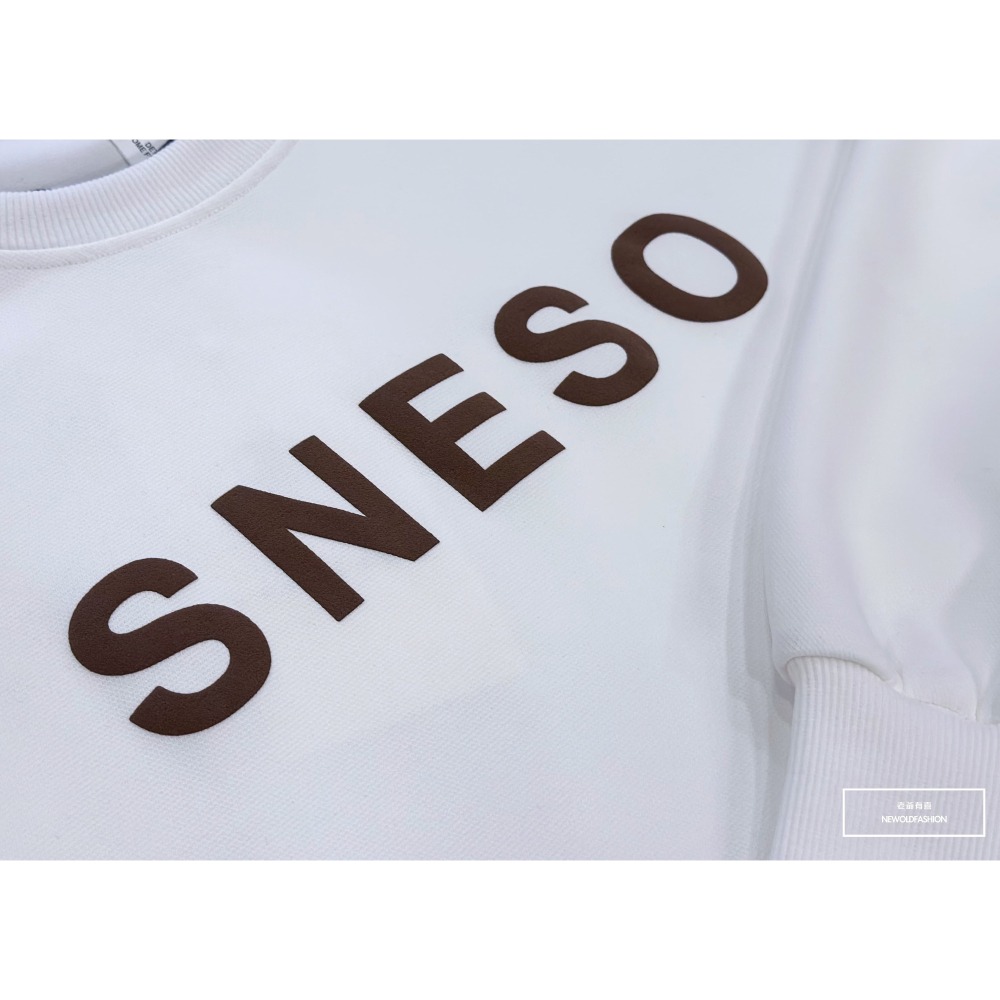 『新品上市』重磅SNESO拼接大學T-白(NOF2309B5530)-細節圖9