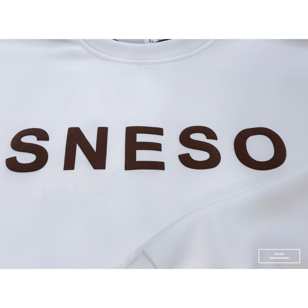『新品上市』重磅SNESO拼接大學T-白(NOF2309B5530)-細節圖10