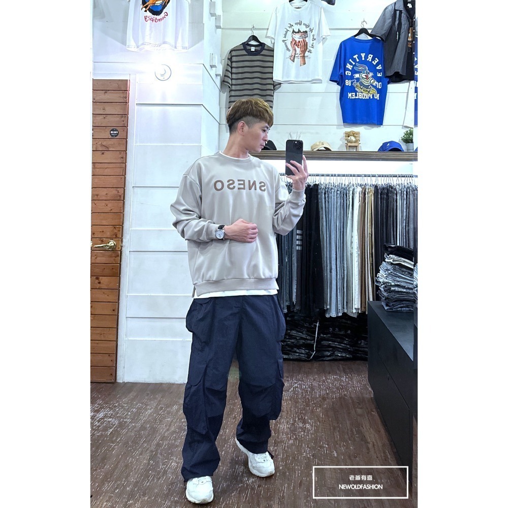 『新品上市』重磅SNESO拼接大學T-卡其(NOF2309B5530)-細節圖2