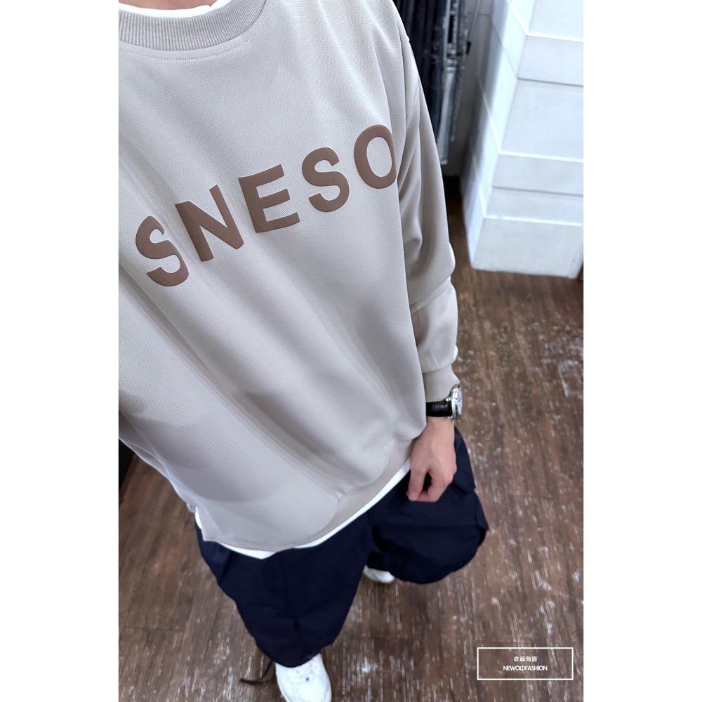 『新品上市』重磅SNESO拼接大學T-卡其(NOF2309B5530)-細節圖6