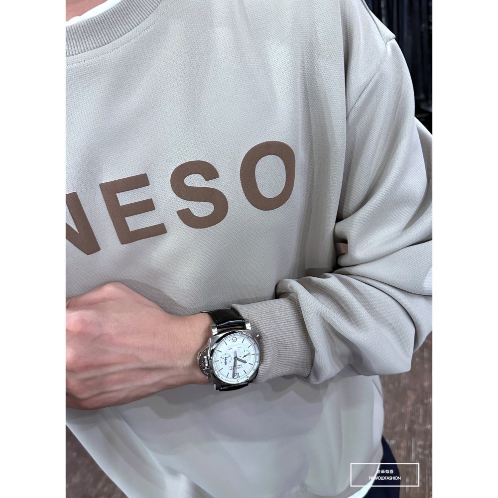 『新品上市』重磅SNESO拼接大學T-卡其(NOF2309B5530)-細節圖7