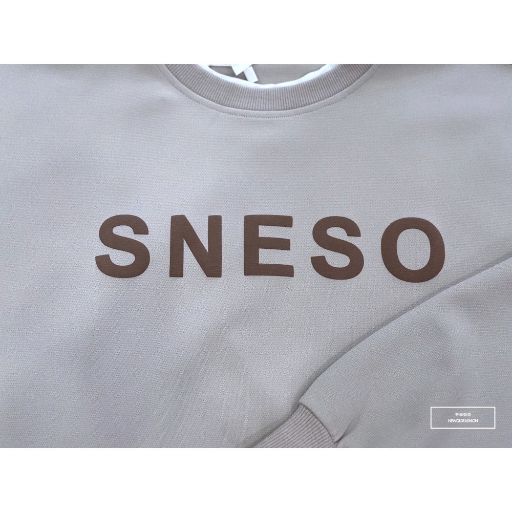 『新品上市』重磅SNESO拼接大學T-卡其(NOF2309B5530)-細節圖9