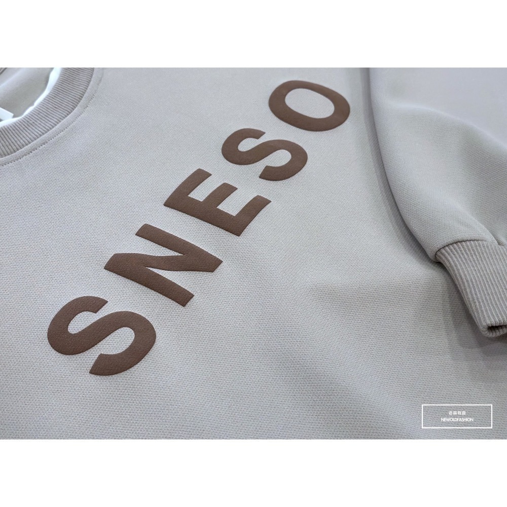 『新品上市』重磅SNESO拼接大學T-卡其(NOF2309B5530)-細節圖10