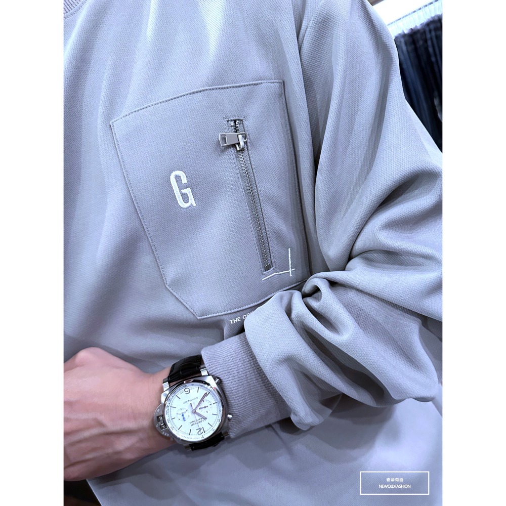 『新品上市』重磅G刺繡拉鍊口袋大學T-淺灰(NOF2309B5531)-細節圖2