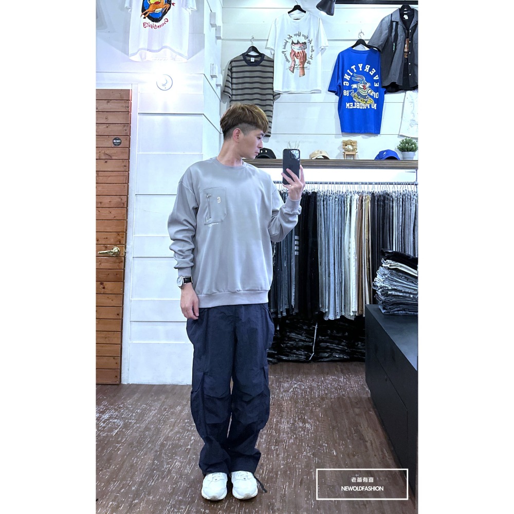 『新品上市』重磅G刺繡拉鍊口袋大學T-淺灰(NOF2309B5531)-細節圖4