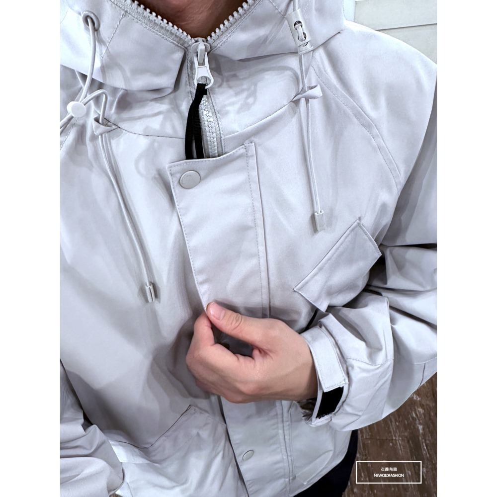 『新品上市』重磅斜口袋釘釦機能外套-淺灰(NOF23095244)-細節圖2
