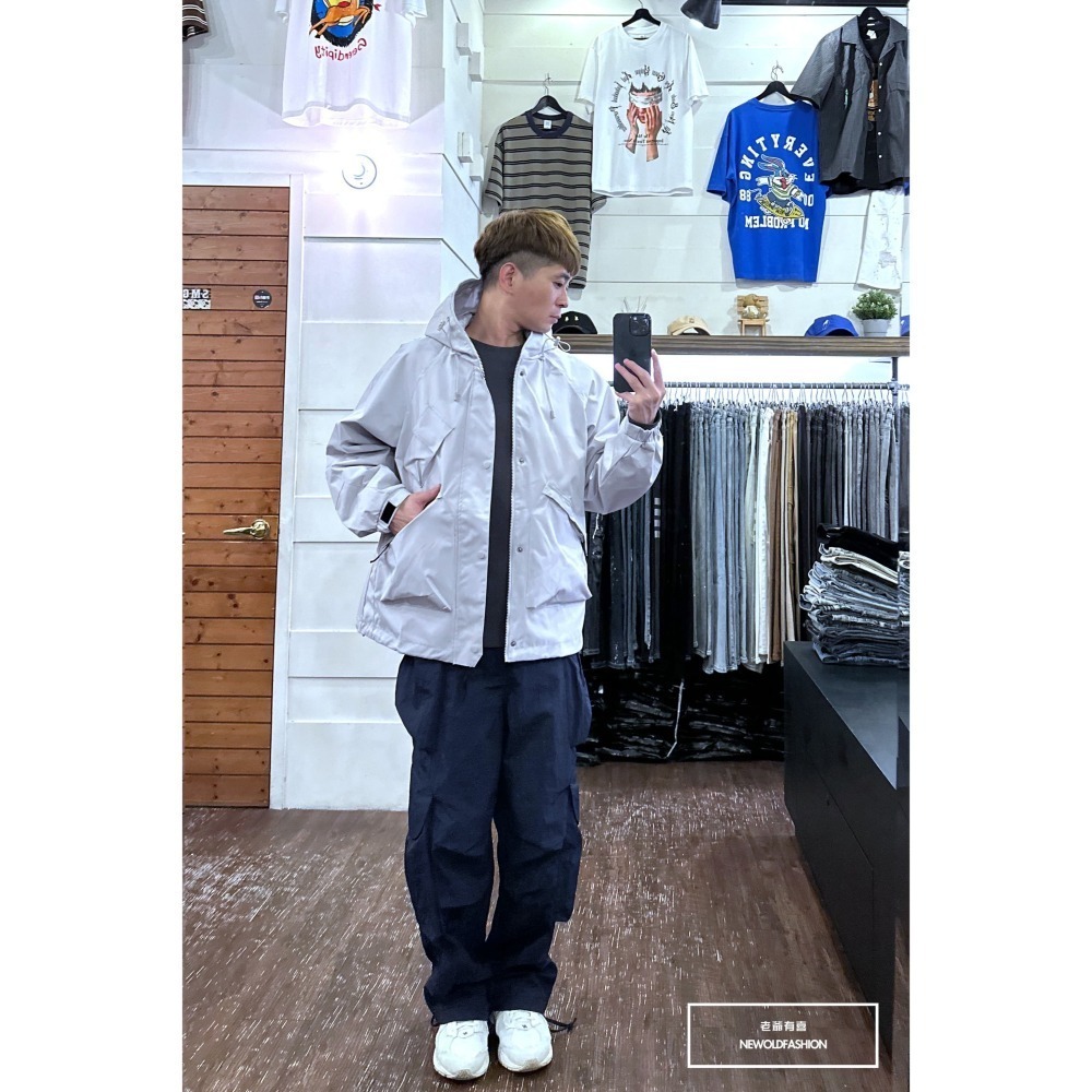 『新品上市』重磅斜口袋釘釦機能外套-淺灰(NOF23095244)-細節圖3
