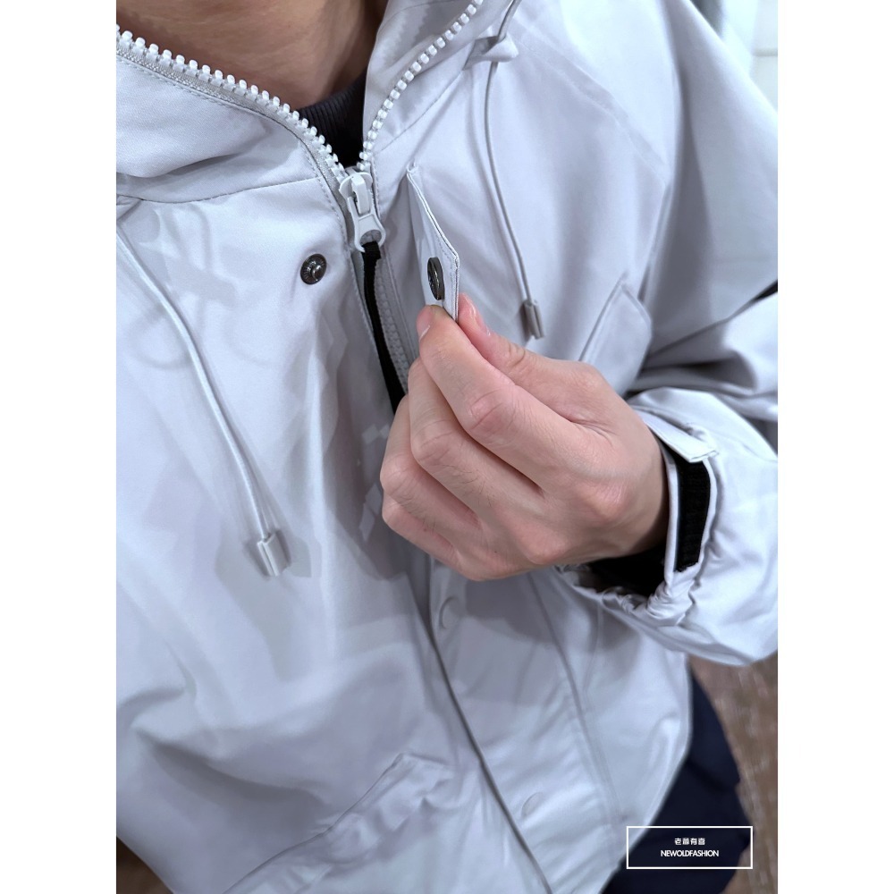 『新品上市』重磅斜口袋釘釦機能外套-淺灰(NOF23095244)-細節圖4