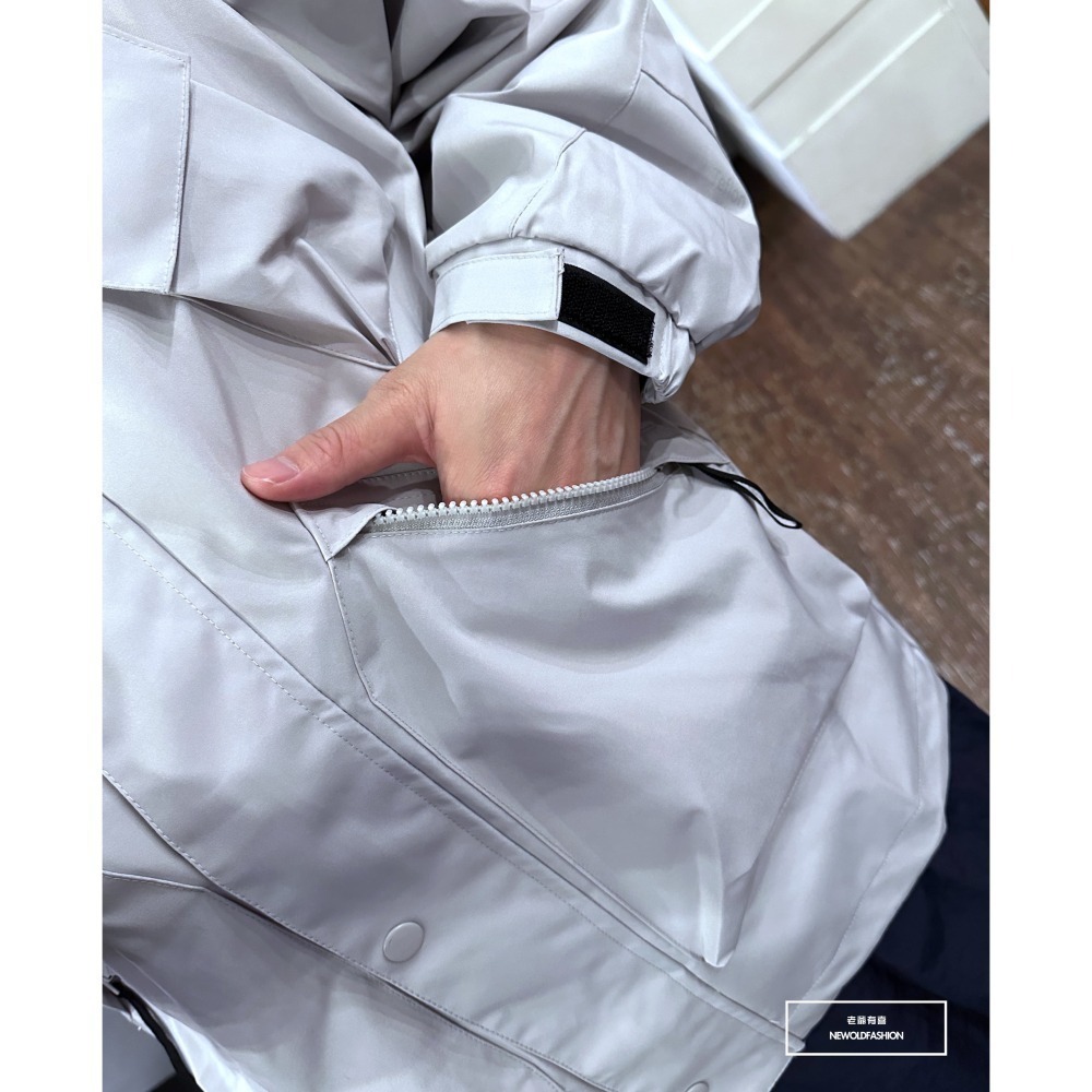 『新品上市』重磅斜口袋釘釦機能外套-淺灰(NOF23095244)-細節圖5