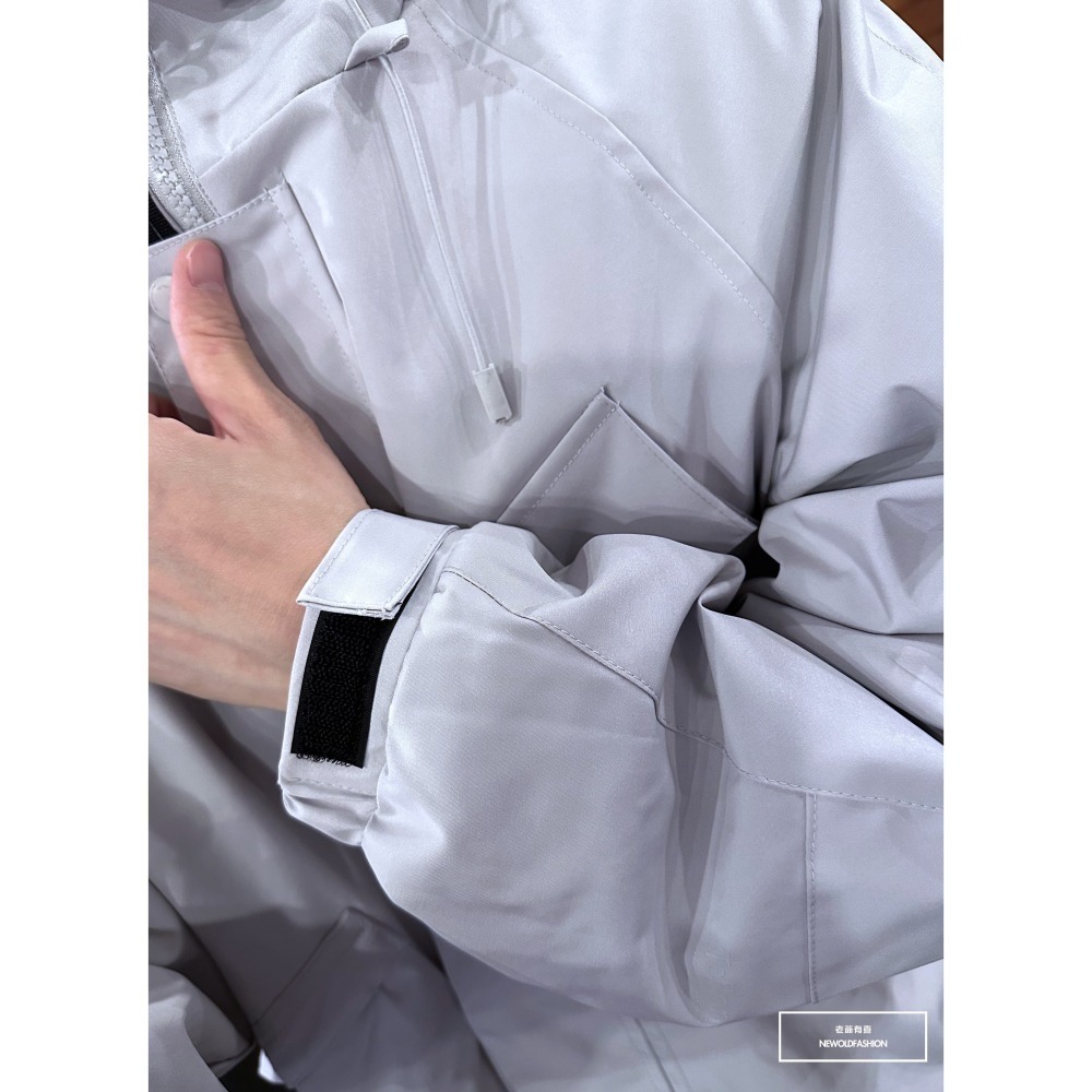 『新品上市』重磅斜口袋釘釦機能外套-淺灰(NOF23095244)-細節圖9