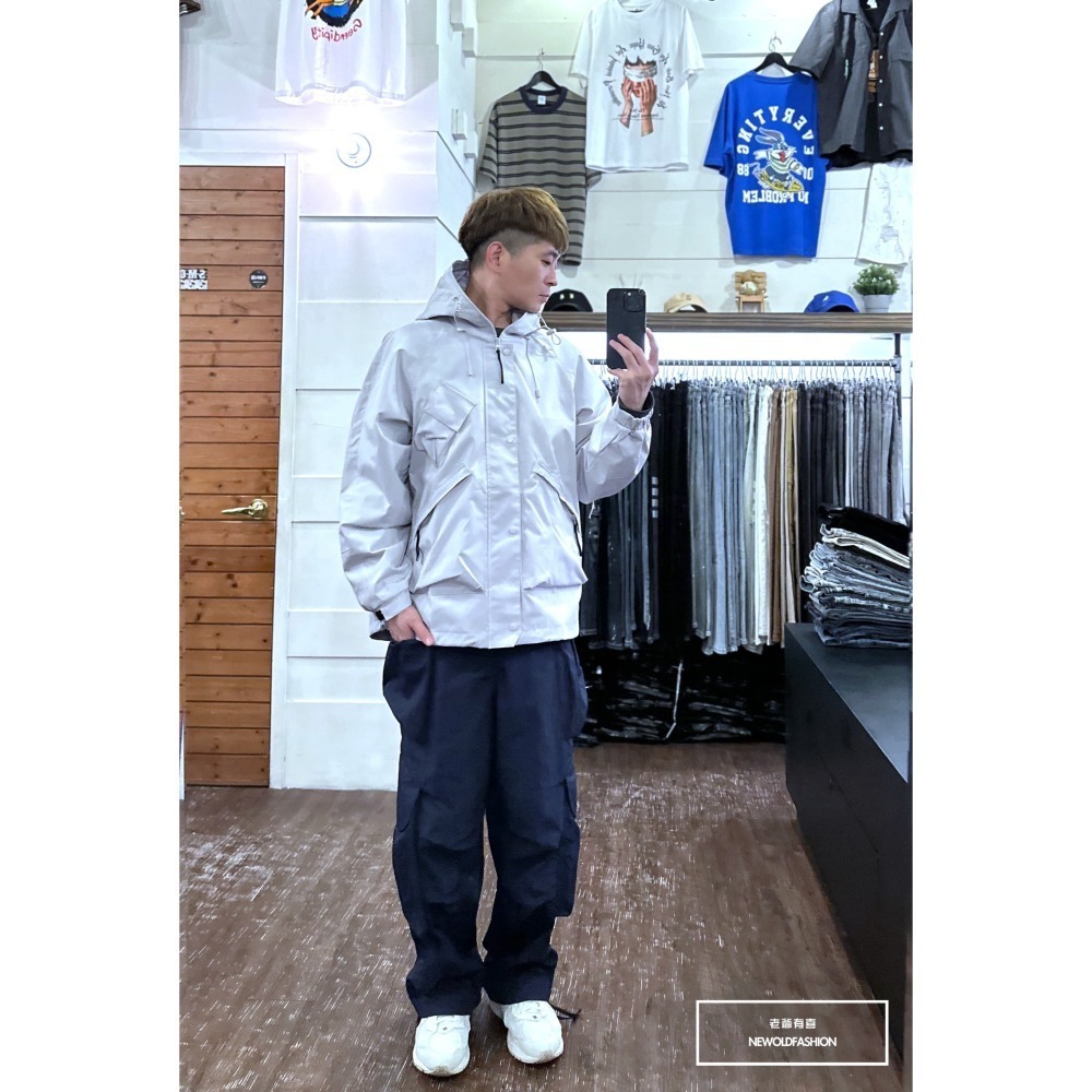 『新品上市』重磅斜口袋釘釦機能外套-淺灰(NOF23095244)-細節圖10