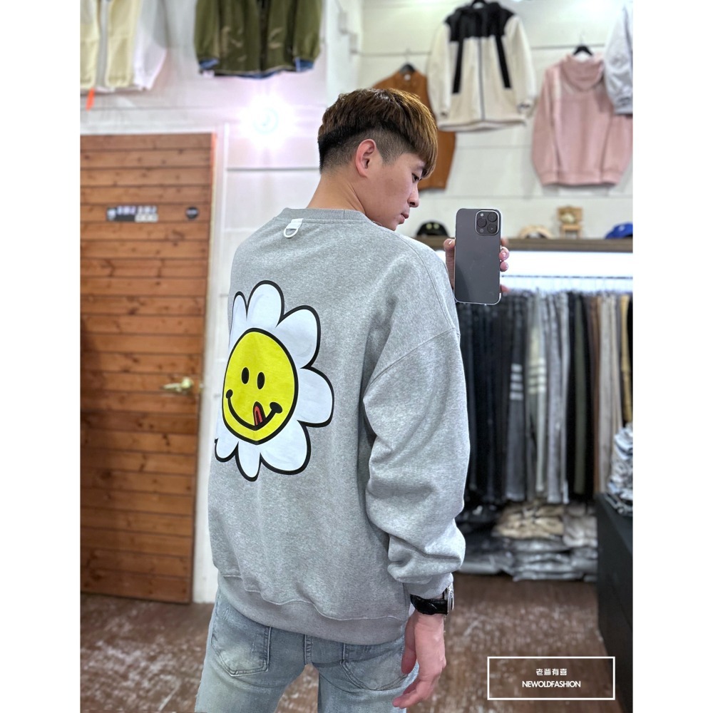 『新品上市』重磅黃色小花刷毛大學T-淺灰(NOF2311F004)-細節圖2