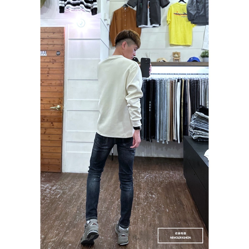 『新品上市』重磅純色斜肩大學T-米(NOF2309389)-細節圖3