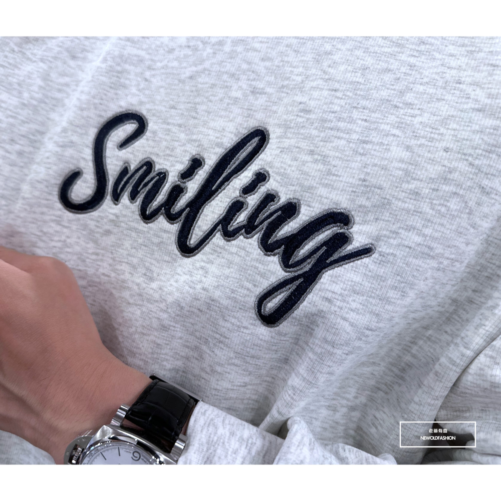 『新品上市』重磅SMILING刺繡大學T-淺灰(NOF2309382)-細節圖4