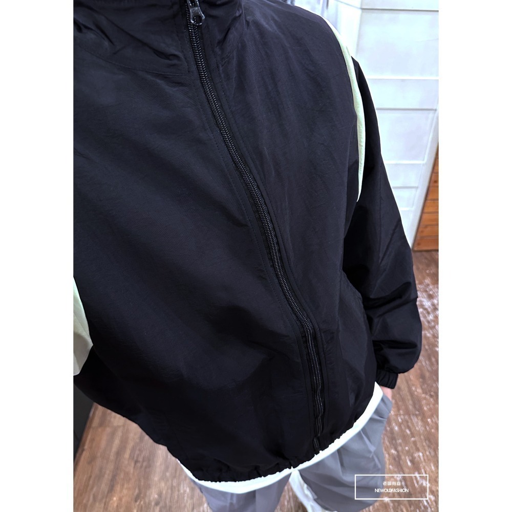 『新品上市』重磅弧形拼接防風外套-黑(NOF2310C61002)-細節圖3