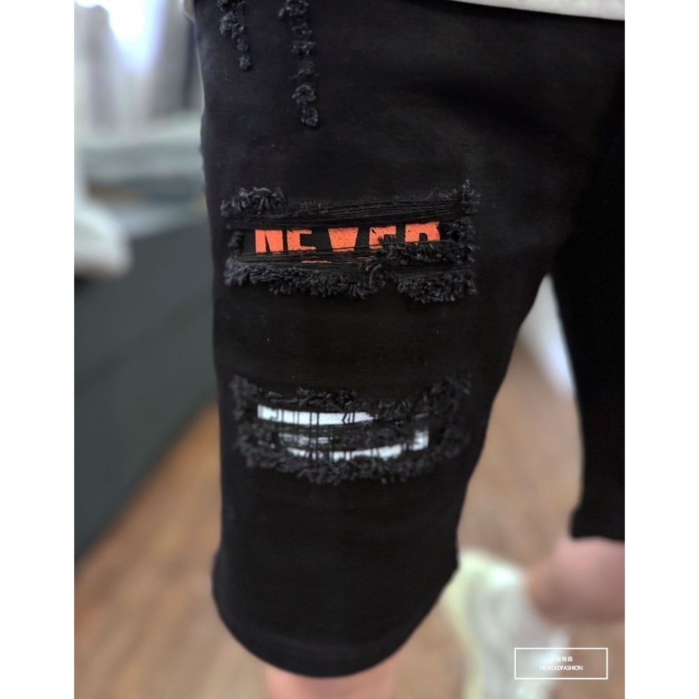 『新品上市』重磅黑紅英字補丁牛仔短褲(NOF2403351)-細節圖3