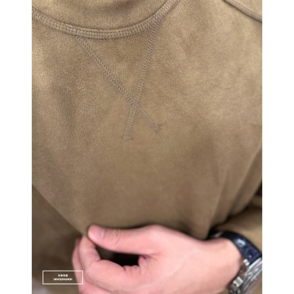 『新品上市』重磅純色三角領絨布大學T-卡其(NOF2309392)-細節圖3