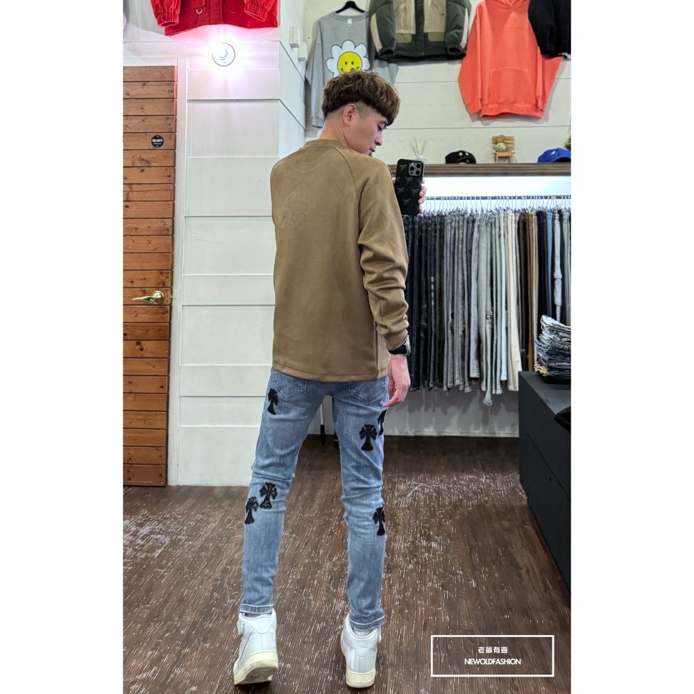 『新品上市』重磅純色三角領絨布大學T-卡其(NOF2309392)-細節圖4