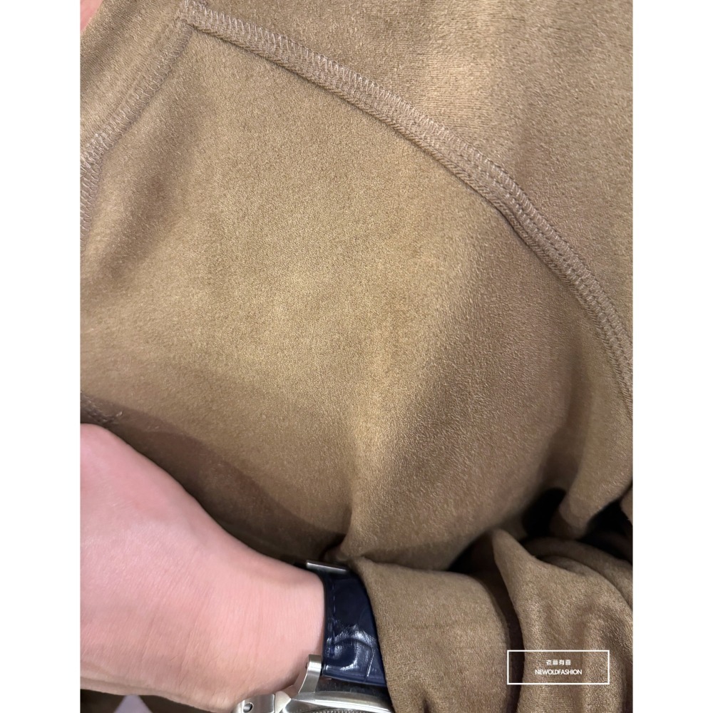 『新品上市』重磅純色三角領絨布大學T-卡其(NOF2309392)-細節圖5