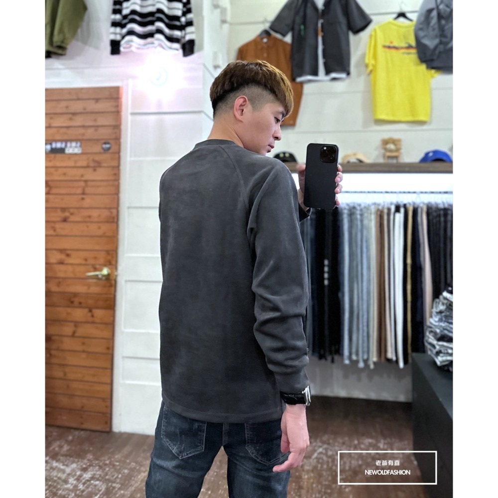 『新品上市』重磅純色三角領絨布大學T-深灰(NOF2309392)-細節圖3