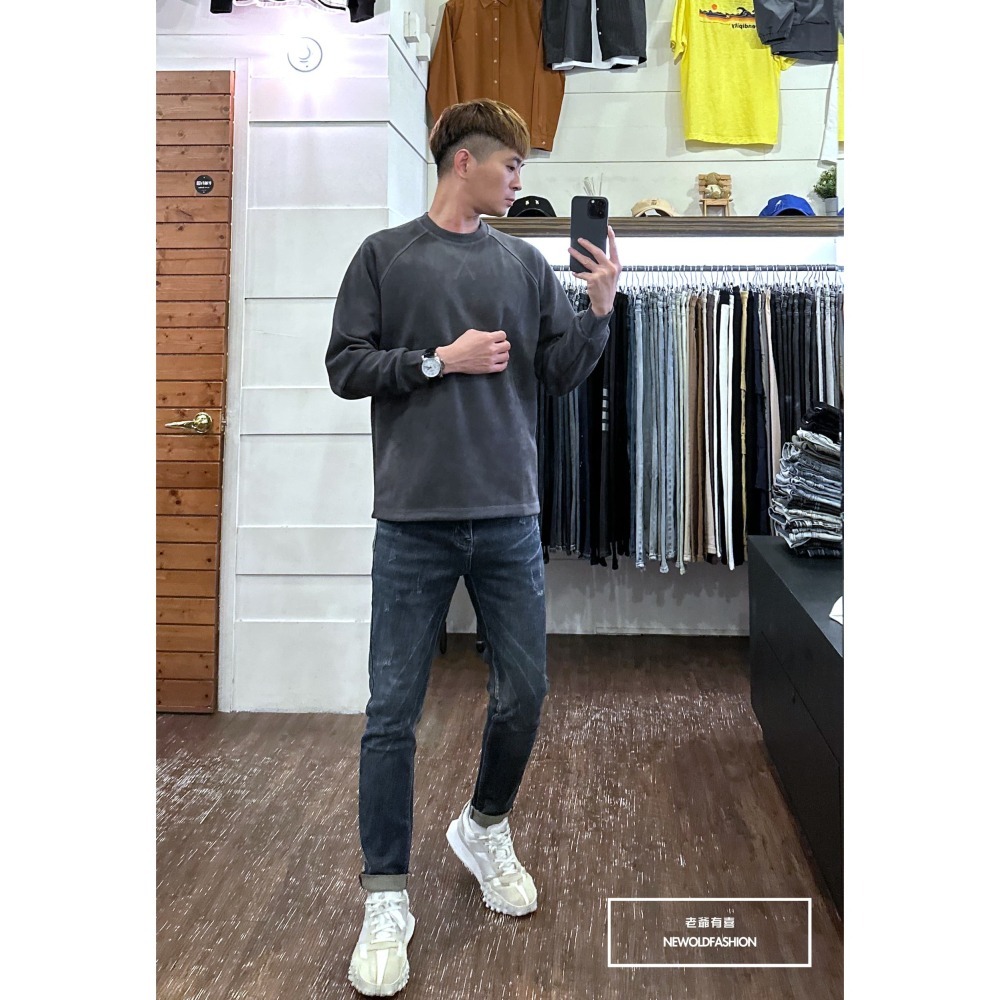 『新品上市』重磅純色三角領絨布大學T-深灰(NOF2309392)-細節圖4