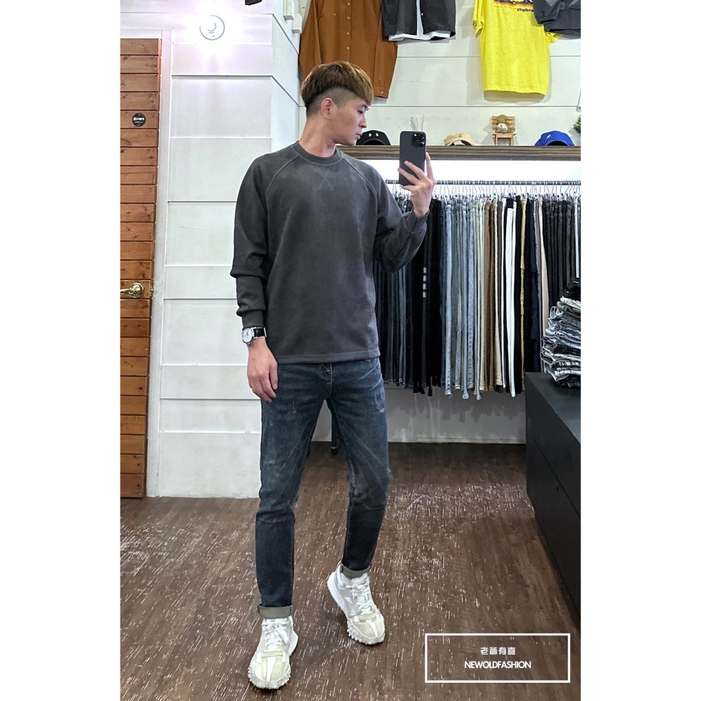 『新品上市』重磅純色三角領絨布大學T-深灰(NOF2309392)-細節圖5