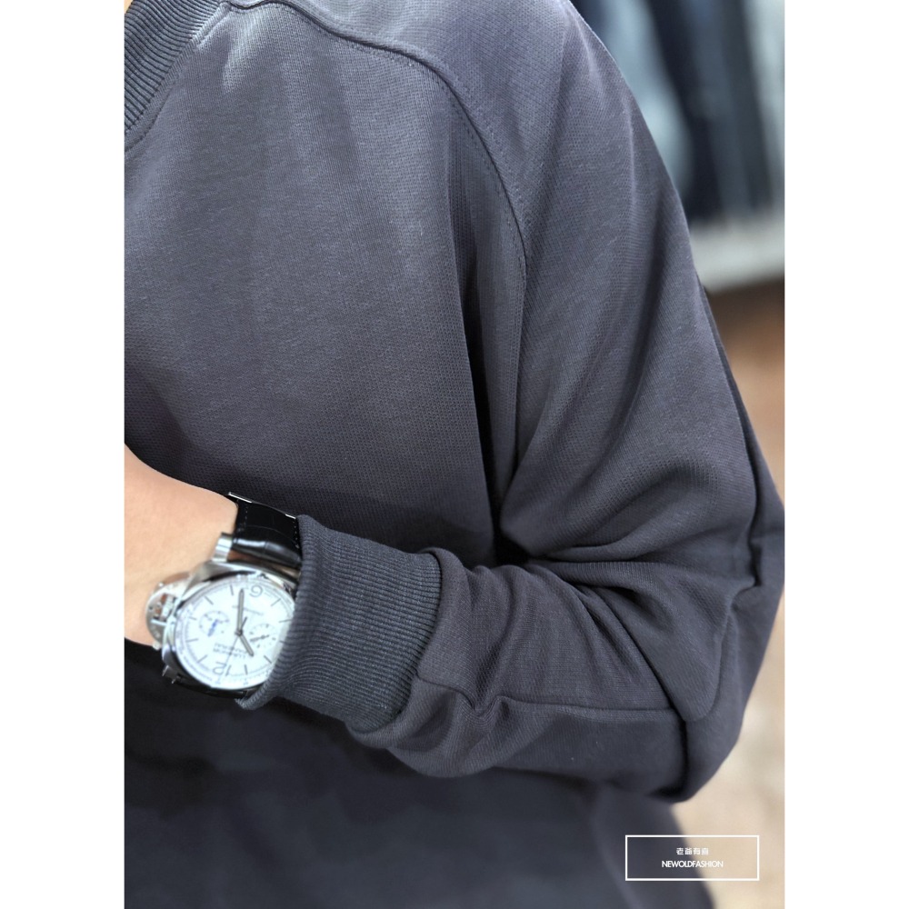 『新品上市』重磅純色斜肩大學T-深灰(NOF2309389)-細節圖2