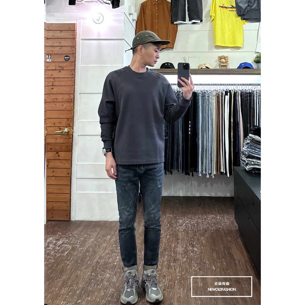 『新品上市』重磅純色斜肩大學T-深灰(NOF2309389)-細節圖3