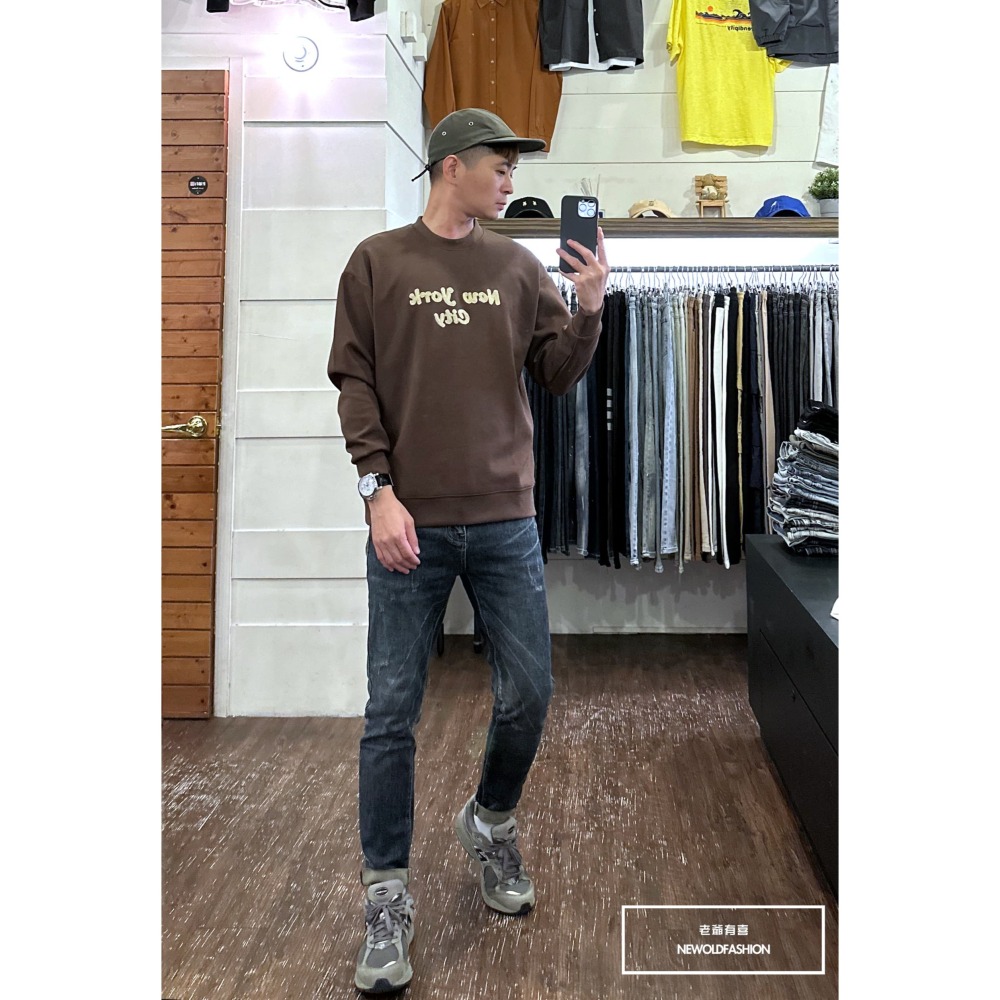 『新品上市』重磅NEW YORK刺繡大學T-深咖(NOF2309381)-細節圖6