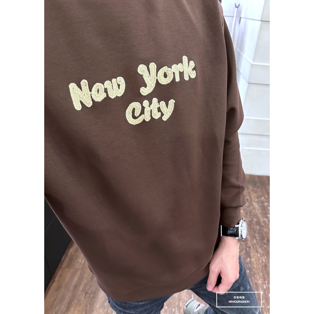 『新品上市』重磅NEW YORK刺繡大學T-深咖(NOF2309381)-細節圖3