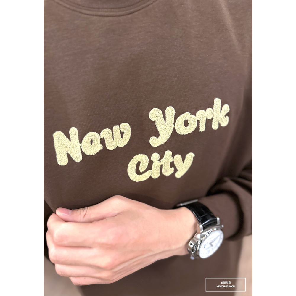 『新品上市』重磅NEW YORK刺繡大學T-深咖(NOF2309381)-細節圖5