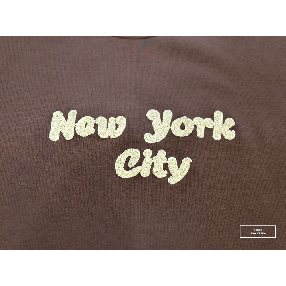 『新品上市』重磅NEW YORK刺繡大學T-深咖(NOF2309381)-細節圖7