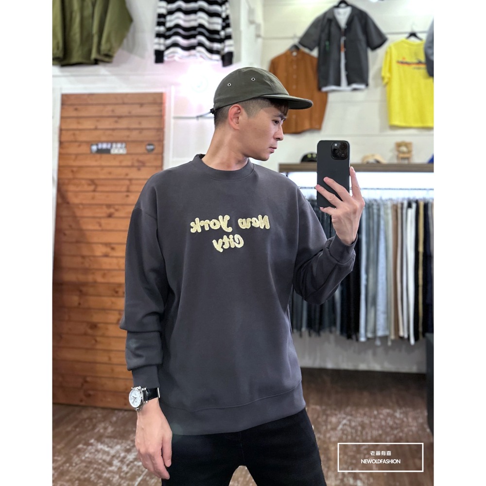 『新品上市』重磅NEW YORK刺繡大學T-深灰(NOF2309381)-細節圖7