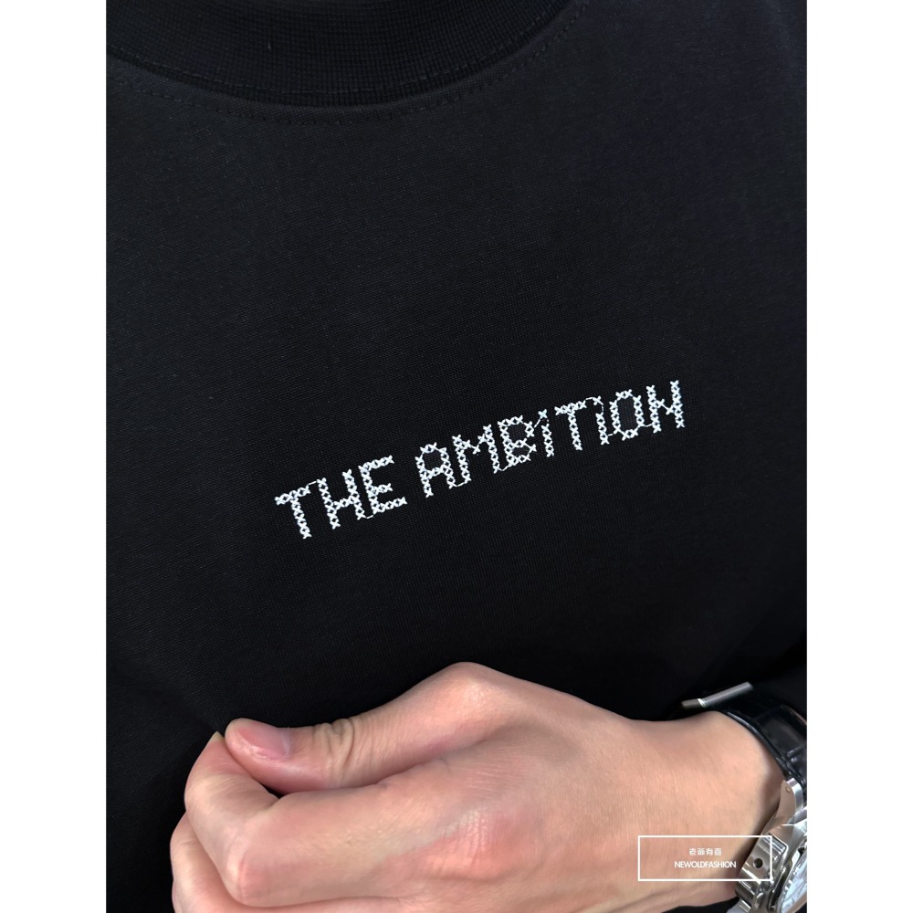 『新品上市』重磅Ambition刺繡大學T-黑(NOF2309255)-細節圖2